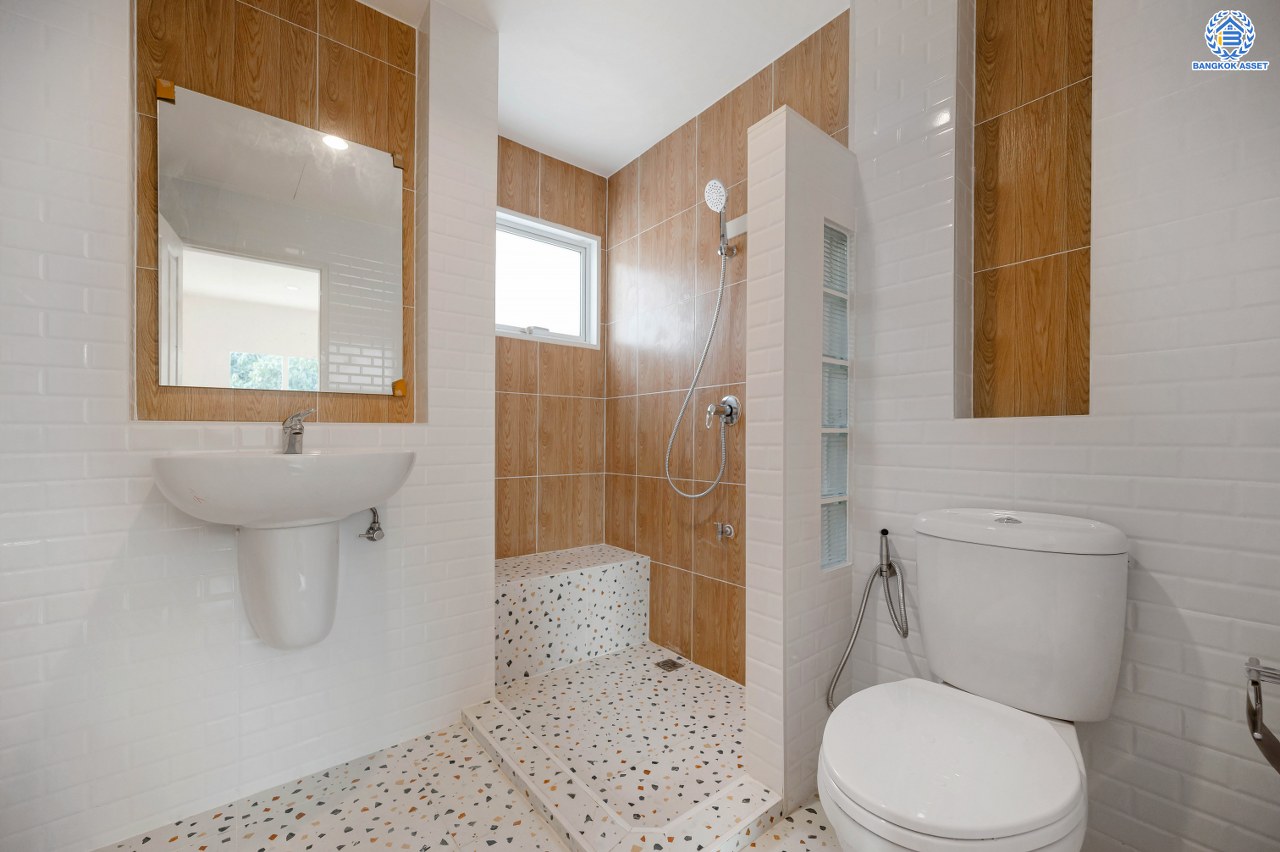 บ้านมือสองตกแต่งใหม่ โครงการ เพอร์เฟคพาร์ค วัดพระนอน จากแบรนด์ Property Perfect เนื้อที่ 56 ตร.ว. พื้นที่ใช้สอย 195.07 ตร.ม. ฟังก์ชัน 3 ห้องนอน 3 ห้องน้ำ 1 ห้องอเนกประสงค์ 2 ที่จอดรถ พร้อม Facilities ครบครัน บนทำเลเชื่อมต่อถนนกาญจนาฯ ใกล้ทางด่วน "ศรีรัช" เซ็นทรัลเวสต์เกต และรถไฟฟ้าสายสีม่วง "สถานีตลาดบางใหญ่"